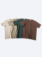 11色展開のヘビーウェイト半袖Tシャツ、厚手のアメリカンコットン製。均一な形状と厚みのある質感が特徴的な、シンプルでスタイリッシュなデザイン。