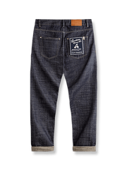 製品画像: 13.5oz赤耳ストレートヴィンテージデニムパンツの正面展示。
詳細画像: 赤耳ロックステッチとクラシックシールド型バックポケットのディテール。