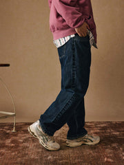 詳細画像: ヴィンテージ感を強調するムラ糸の風合いとセルビッジディテールのクローズアップ、15オンスの厚手生地を表現
モデル画像: ヴィンテージウォッシュ セルビッジデニムを着用したモデル、アメリカンヴィンテージスタイルとストレートシルエットを引き立てる