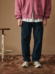 詳細画像: ヴィンテージ感を強調するムラ糸の風合いとセルビッジディテールのクローズアップ、15オンスの厚手生地を表現
モデル画像: ヴィンテージウォッシュ セルビッジデニムを着用したモデル、アメリカンヴィンテージスタイルとストレートシルエットを引き立てる