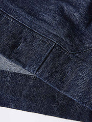 製品画像: 1917年式セルビッジデニムプルオーバーシャツの正面図
詳細画像: プルオーバーシャツの襟とデニム生地のディテールクローズアップ