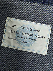 製品画像: 1917年式セルビッジデニムプルオーバーシャツの正面図
詳細画像: プルオーバーシャツの襟とデニム生地のディテールクローズアップ