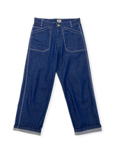 1918年作業服着想の日本製13.3ozデニムパンツ。ウォッシュブルー中間色とルーズシルエットが特徴。