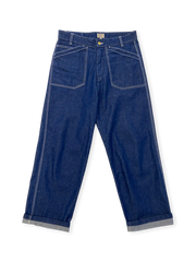 1918年作業服着想の日本製13.3ozデニムパンツ。ウォッシュブルー中間色とルーズシルエットが特徴。