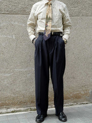 モデルが着用するヴィンテージストライプジャカードシャツ