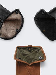 製品画像: ひまわり柄パッチワークヴィンテージキャンバストートバッグの正面画像。キャンバスとレザーを使用した13L容量のトートバッグ。
詳細画像: トートバッグのひまわり柄パッチワークとウォッシュ加工が施されたディテール画像。独特のデザインと素材のコンビネーションが特徴。