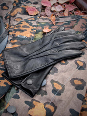 製品画像: ひまわり柄パッチワークヴィンテージキャンバストートバッグの正面画像。キャンバスとレザーを使用した13L容量のトートバッグ。
詳細画像: トートバッグのひまわり柄パッチワークとウォッシュ加工が施されたディテール画像。独特のデザインと素材のコンビネーションが特徴。