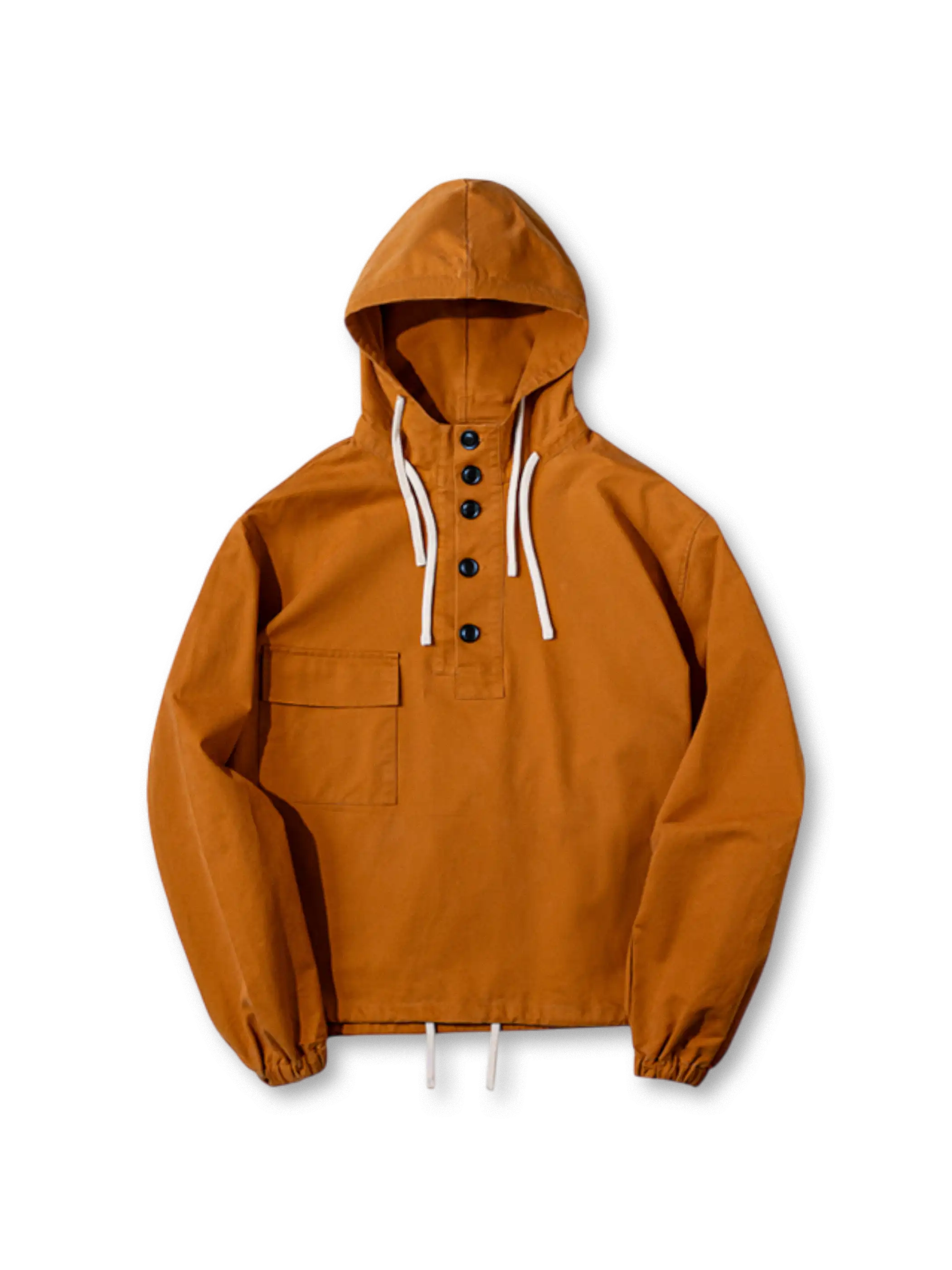 1940年代の軍用ガス防護服にインスパイアされたプルオーバーフーディ。耐久性のあるダブルワープツイル生地、半開襟ボタンデザイン、ドローコード付き袖口と裾、大きなフードとポケットが特徴。ユニセックスでストリートスタイルに最適。