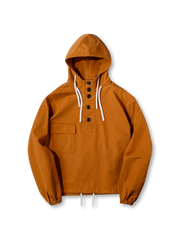 1940年代の軍用ガス防護服にインスパイアされたプルオーバーフーディ。耐久性のあるダブルワープツイル生地、半開襟ボタンデザイン、ドローコード付き袖口と裾、大きなフードとポケットが特徴。ユニセックスでストリートスタイルに最適。