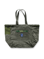 1970年代レトロウォッシュドキャンバスショルダートートバッグの全体像を展示し、そのクラシックな魅力とディテールが強調されています。