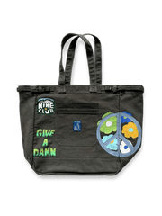 1970年代レトロウォッシュドキャンバスショルダートートバッグの全体像を展示し、そのクラシックな魅力とディテールが強調されています。