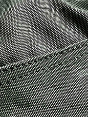 トートバッグのウォッシュドキャンバスと手描きのディテールをクローズアップで示し、その独特な魅力を強調しています。