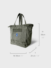 トートバッグのウォッシュドキャンバスと手描きのディテールをクローズアップで示し、その独特な魅力を強調しています。