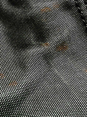 トートバッグのウォッシュドキャンバスと手描きのディテールをクローズアップで示し、その独特な魅力を強調しています。