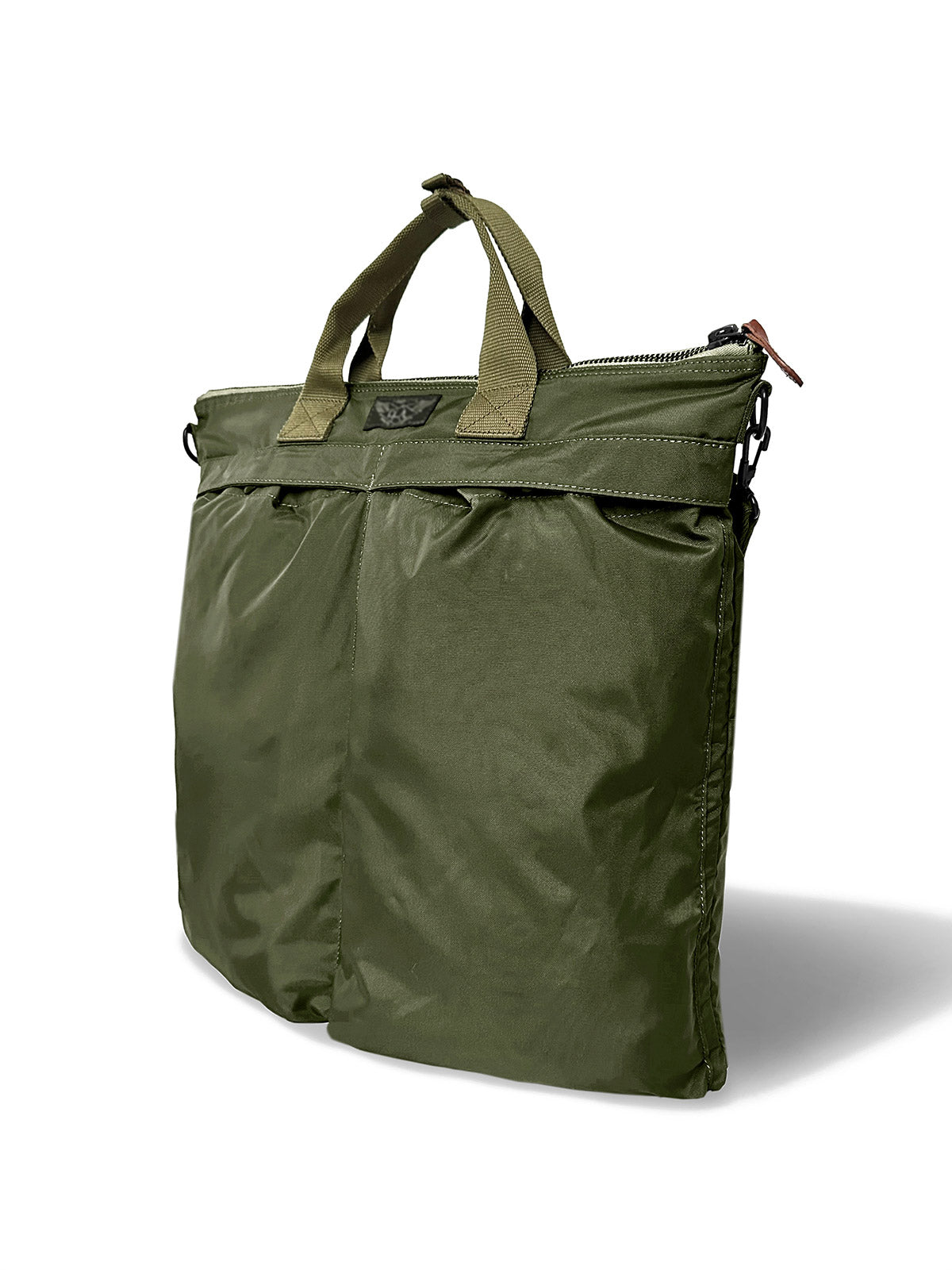 製品画像: 1970年代風 エアフォース 軽量ナイロンヘルメットバッグの正面全体画像。リメイクされたヴィンテージデザインで、45x48cmの大容量。軽量ナイロン素材で、通勤やアウトドアに最適。
詳細画像: 1970年代風 エアフォース 軽量ナイロンヘルメットバッグのポケットディテール画像。前面に2つの実用的なポケットがあり、荷物の取り出しが簡単。