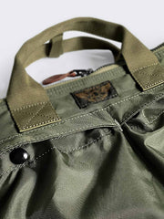 製品画像: 1970年代風 エアフォース 軽量ナイロンヘルメットバッグの正面全体画像。リメイクされたヴィンテージデザインで、45x48cmの大容量。軽量ナイロン素材で、通勤やアウトドアに最適。
詳細画像: 1970年代風 エアフォース 軽量ナイロンヘルメットバッグのポケットディテール画像。前面に2つの実用的なポケットがあり、荷物の取り出しが簡単。