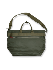 製品画像: 1970年代風 陸軍 軽量ナイロンヘルメットバッグの正面全体画像。クラシックなアーミーグリーンのカラーで、通勤やアウトドア活動に最適なデザイン。
詳細画像: バッグの前にある2つの収納ポケットのディテール画像。小物の整理に便利な実用的なデザイン。