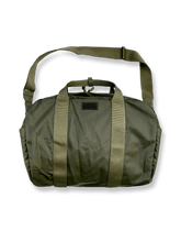 1970年代陸軍風軽量ナイロン製ヘルメットバッグ。42×25×22cm大容量、ナイロンショルダーストラップとハンドル付き。