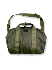 1970年代陸軍風軽量ナイロン製ヘルメットバッグ。42×25×22cm大容量、ナイロンショルダーストラップとハンドル付き。