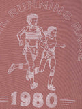 1980 Running Race バティックアメリカンプリントオーバーサイズ半袖Tシャツの細部展示、プリントと生地のテクスチャを含む