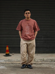 モデルが1980 Running Race バティックアメリカンプリントオーバーサイズ半袖Tシャツを着用して展示