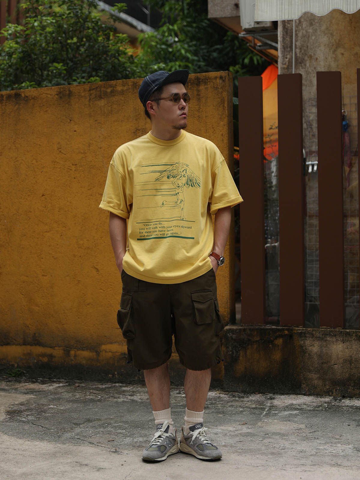 モデルが1980 Running Race バティックアメリカンプリントオーバーサイズ半袖Tシャツを着用して展示