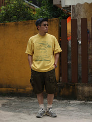 モデルが1980 Running Race バティックアメリカンプリントオーバーサイズ半袖Tシャツを着用して展示