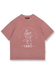 1980年代ランニングレースグラフィックとバティック染めの淡いピンク・ライトイエローが特徴のオーバーサイズTシャツ