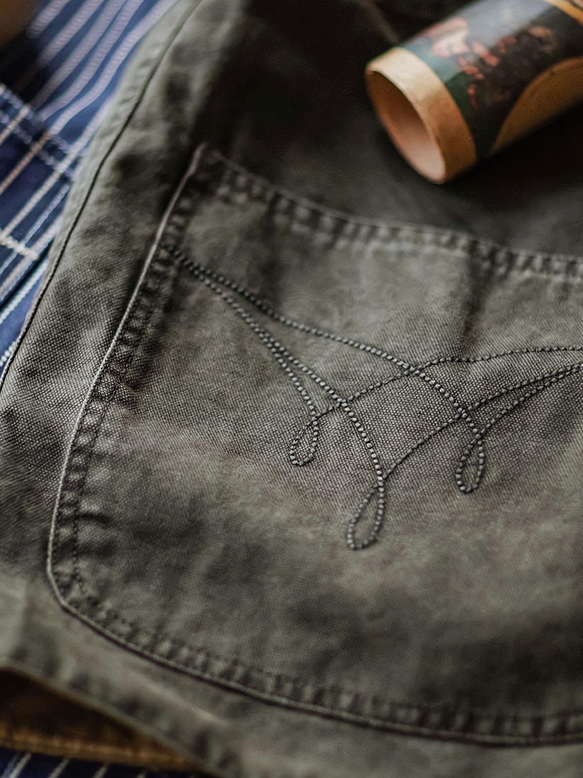 製品画像: アメカジヴィンテージウォッシュキャンバスベストの平置き写真
詳細画像: ストライプデザインと織り模様のディテールショット