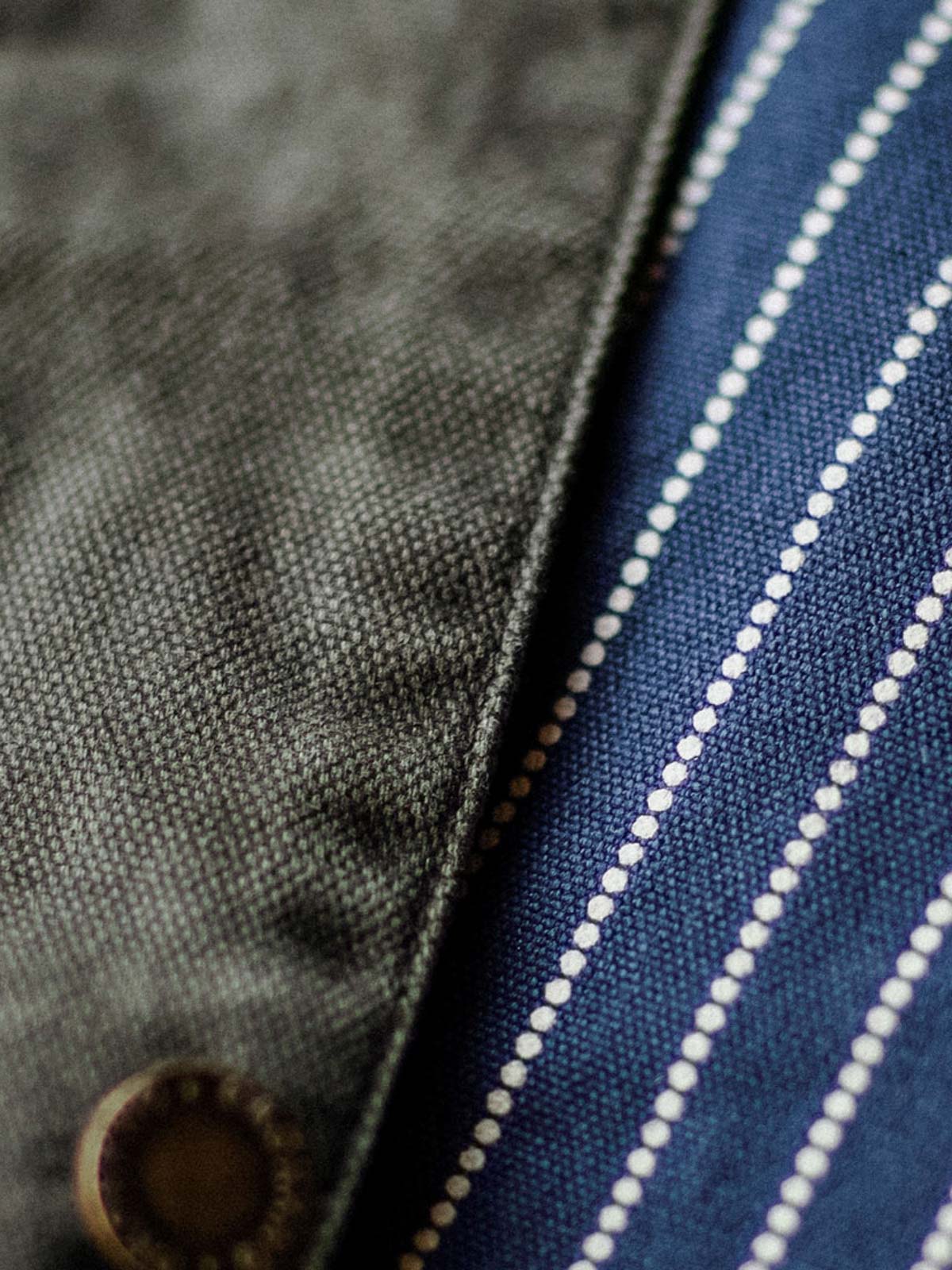 製品画像: アメカジヴィンテージウォッシュキャンバスベストの平置き写真
詳細画像: ストライプデザインと織り模様のディテールショット