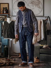 詳細画像: ストライプデザインと織り模様のディテールショット
モデル画像: 男性がアメカジキャンバスベストを着用した全体コーディネート写真