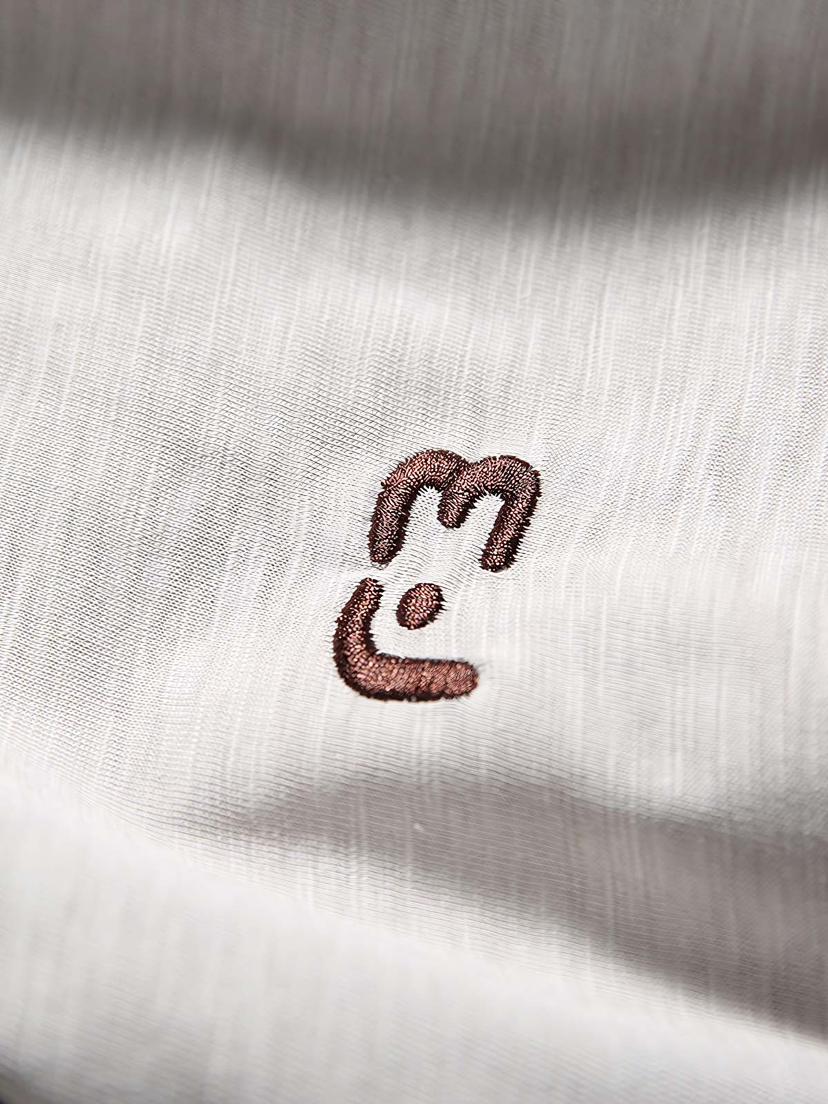 スウェットのフロントにある刺繍のディテール。ビビッドなパッチワークと組み合わせることで、ユニークなスタイルが際立ちます。"