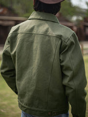 モデルが21oz帆布クルーザージャケットを着用し、タフなワークウェアスタイルを演出