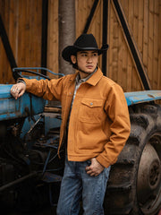 モデルが21oz帆布クルーザージャケットを着用し、タフなワークウェアスタイルを演出