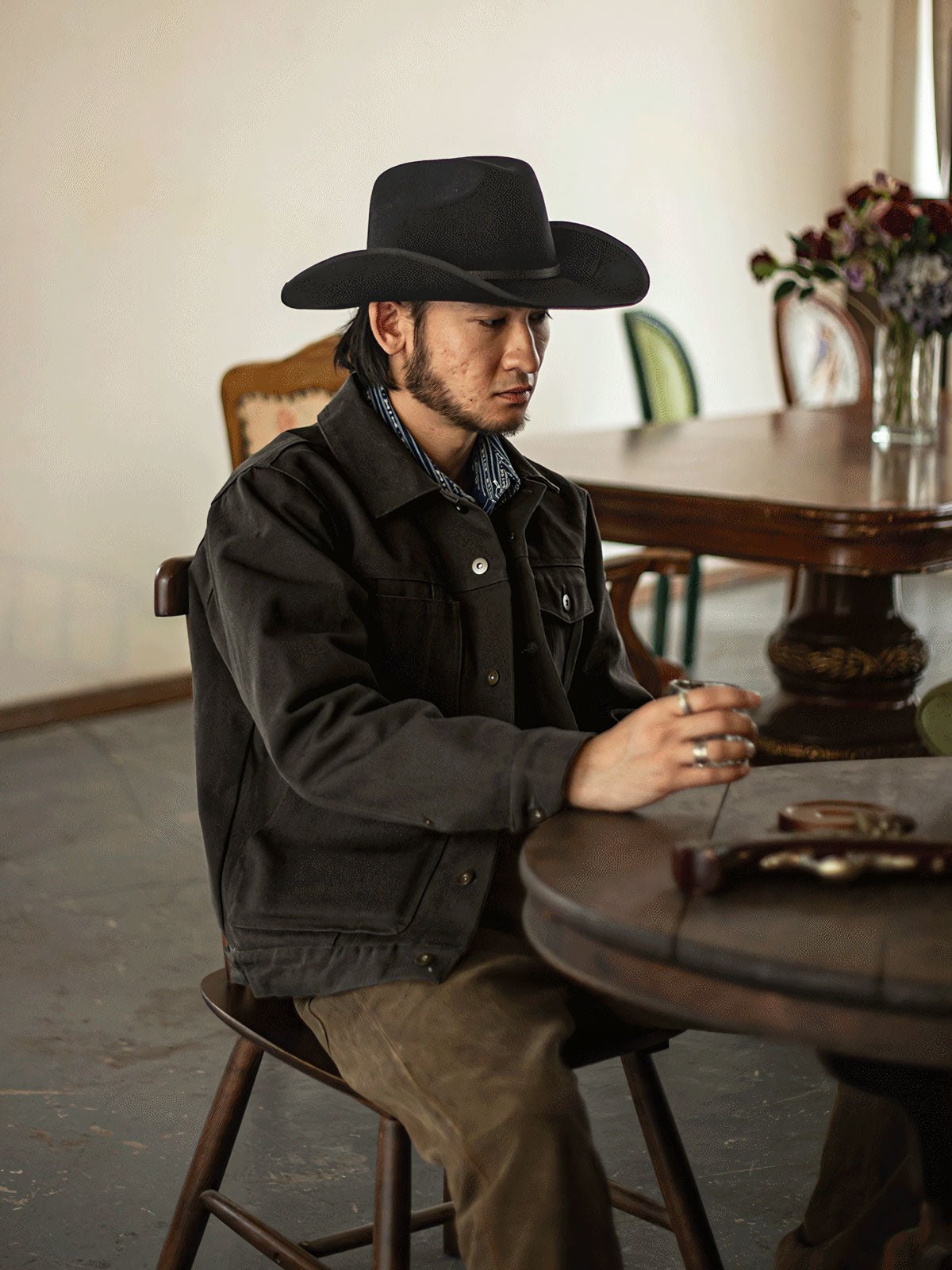 モデルが21oz帆布クルーザージャケットを着用し、タフなワークウェアスタイルを演出