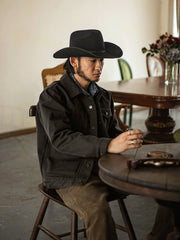 モデルが21oz帆布クルーザージャケットを着用し、タフなワークウェアスタイルを演出