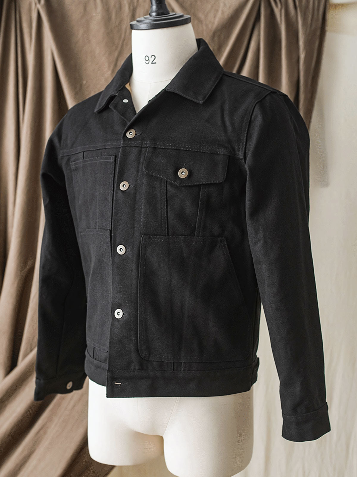 ジャケットのディテールショット、帆布の質感と裏地のディテールを展示