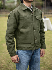 モデルが21oz帆布クルーザージャケットを着用し、タフなワークウェアスタイルを演出