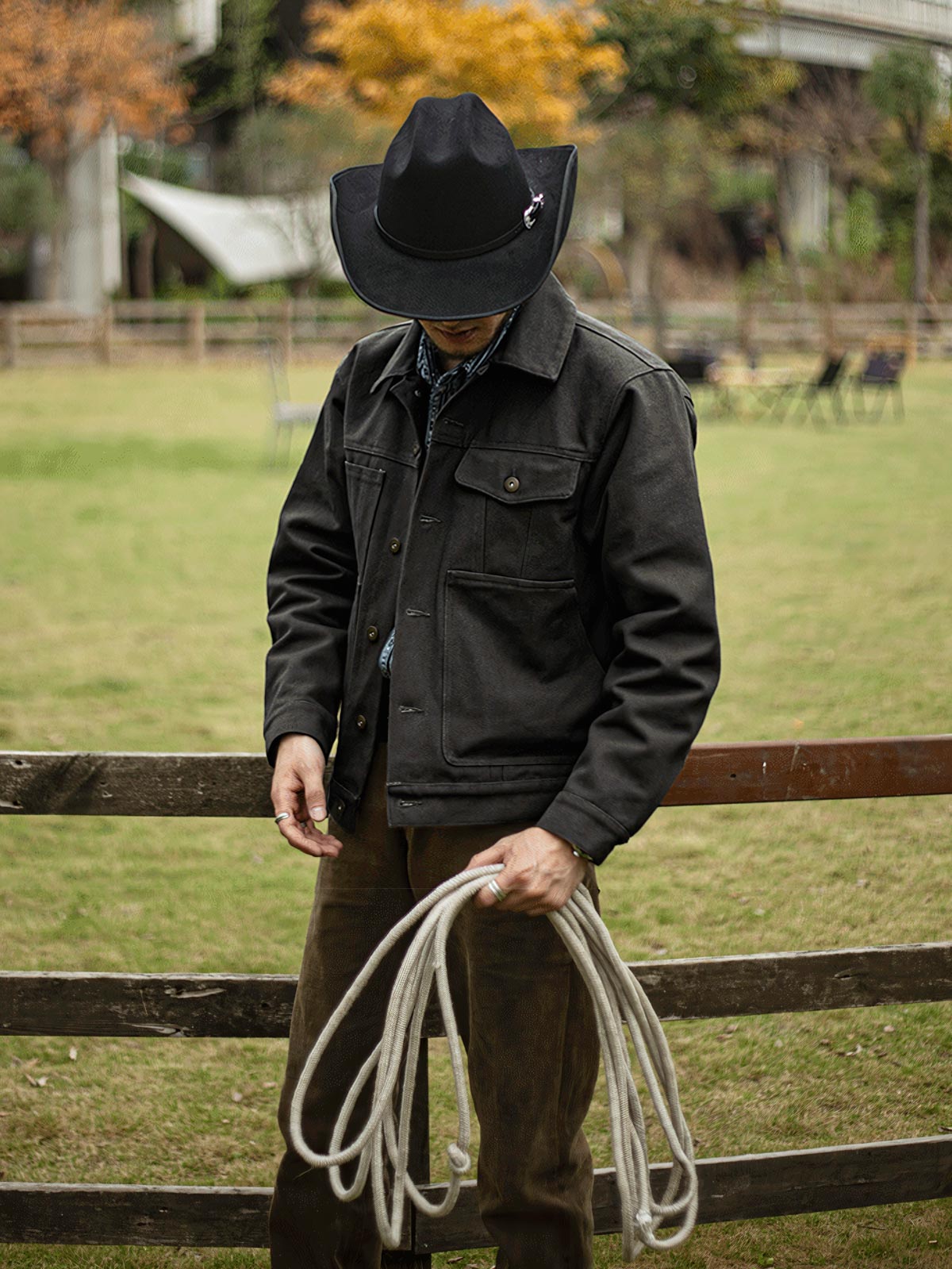 ジャケットのディテールショット、帆布のモデルが21oz帆布クルーザージャケットを着用し、タフなワークウェアスタイルを演出質感と裏地のディテールを展示