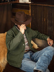 モデルが21oz帆布クルーザージャケットを着用し、タフなワークウェアスタイルを演出