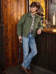 モデルが21oz帆布クルーザージャケットを着用し、タフなワークウェアスタイルを演出