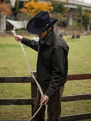 モデルが21oz帆布クルーザージャケットを着用し、タフなワークウェアスタイルを演出