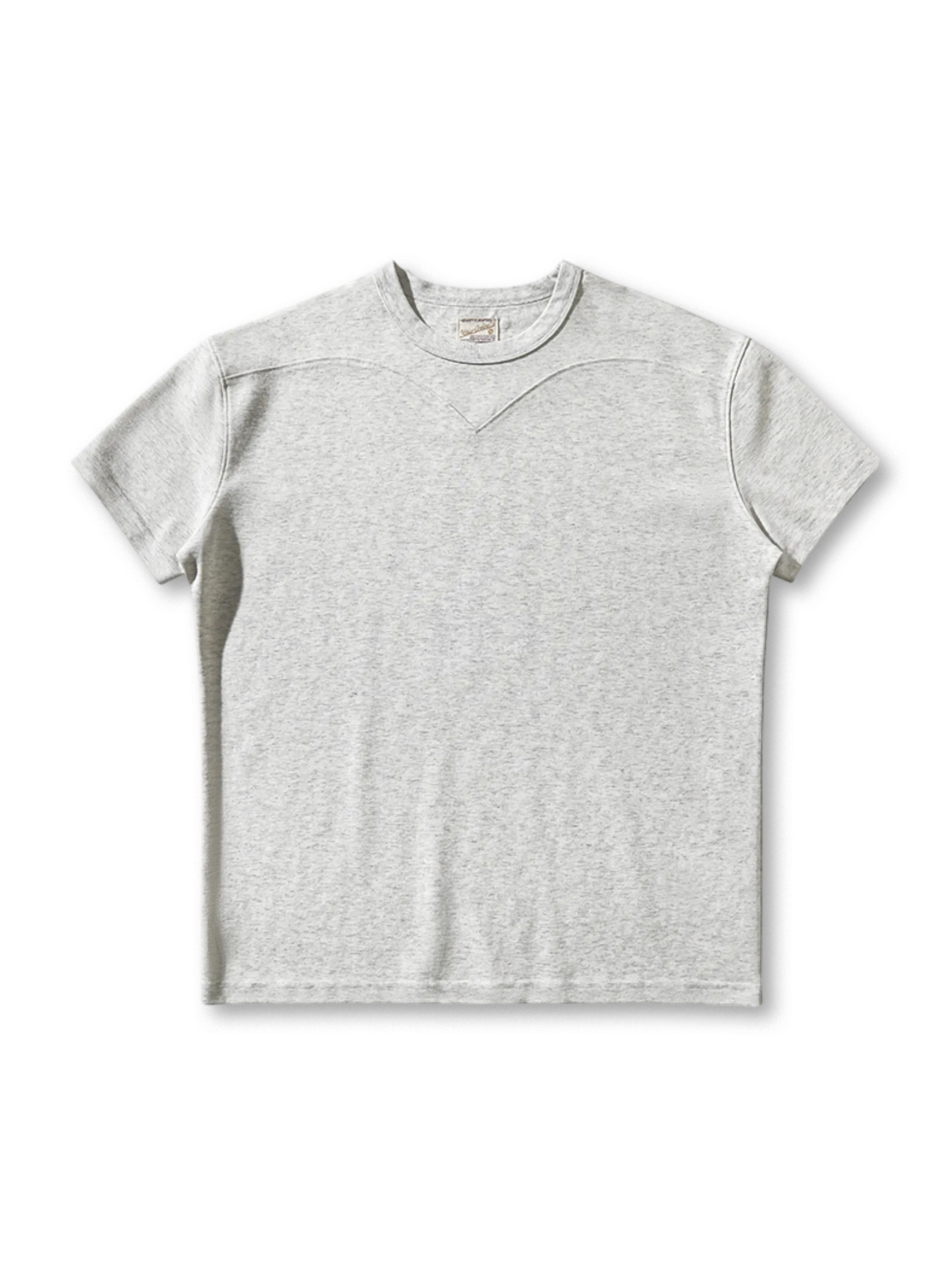 230gのコットンナイロン混紡生地を使用し、立体的なアームホールとヘンリーネックを備えたスリムフィットカットソー。クラシックとモダンを融合したデザイン。