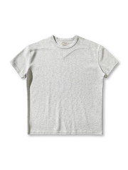 230gのコットンナイロン混紡生地を使用し、立体的なアームホールとヘンリーネックを備えたスリムフィットカットソー。クラシックとモダンを融合したデザイン。