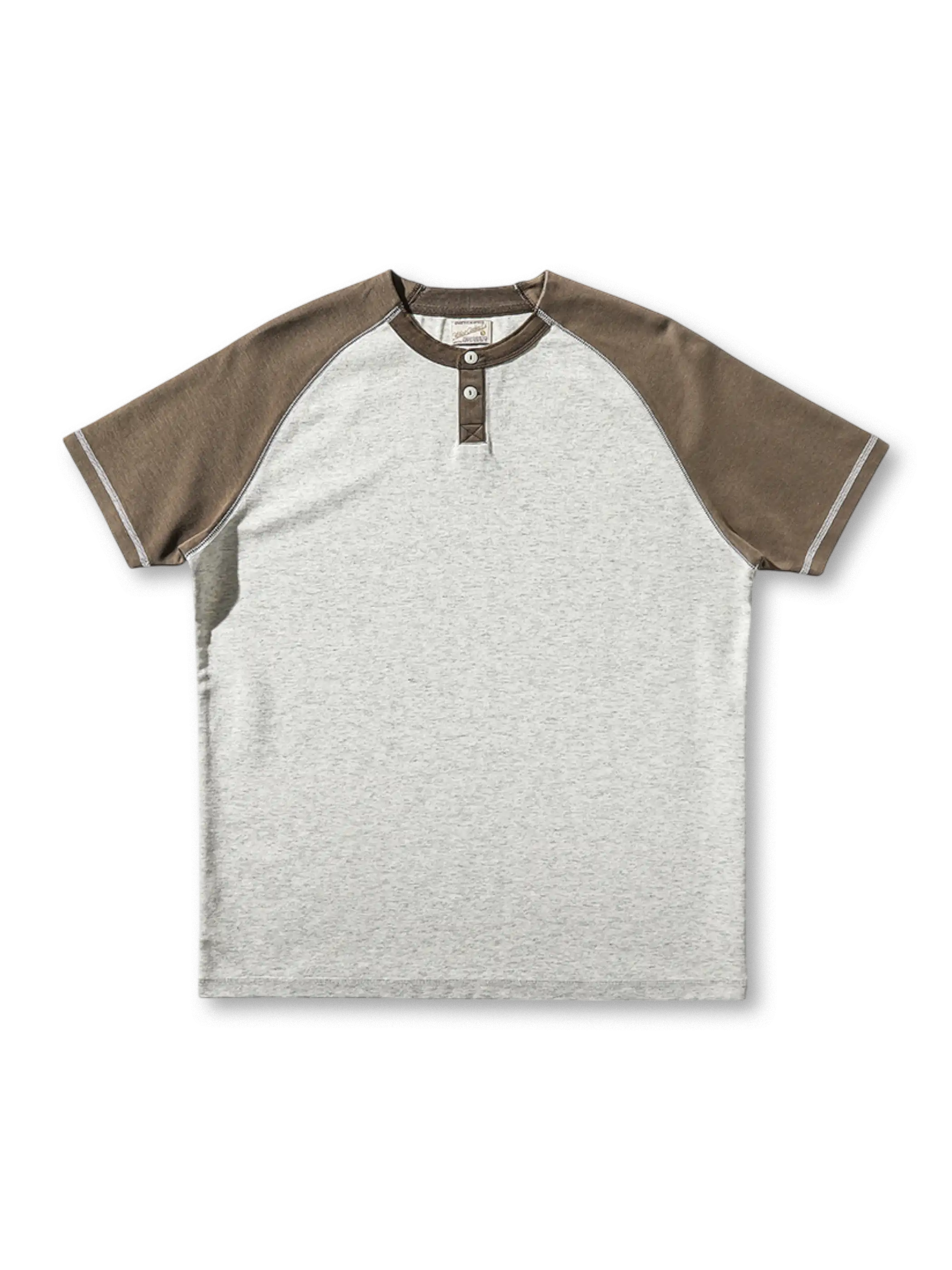 滑らかなシルクタッチ生地と立体シルエットが特徴のラグランヘンリーネックTシャツ