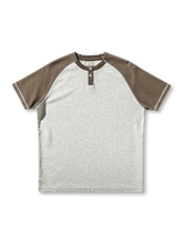 滑らかなシルクタッチ生地と立体シルエットが特徴のラグランヘンリーネックTシャツ