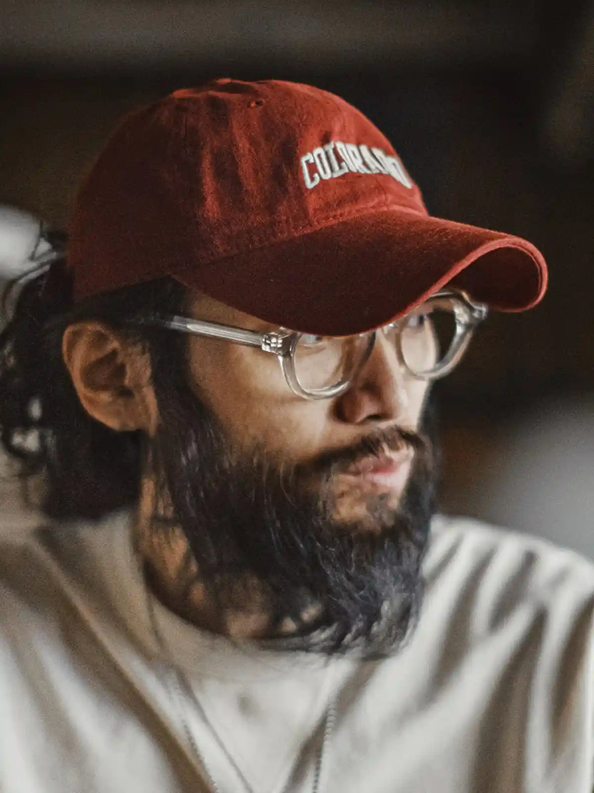 メガネを着用した顔まわりのスタイリング例