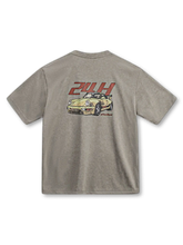 「24H」レーシングロゴとGarage56カーをバックプリントしたウォッシュドTシャツ