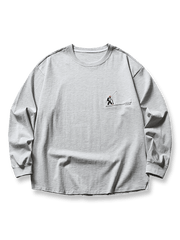 登山者刺繍が施された280gコットン長袖Tシャツ。ルーズフィットのクルーネックとヴィンテージアウトドアテイストを特徴とするアイテム。