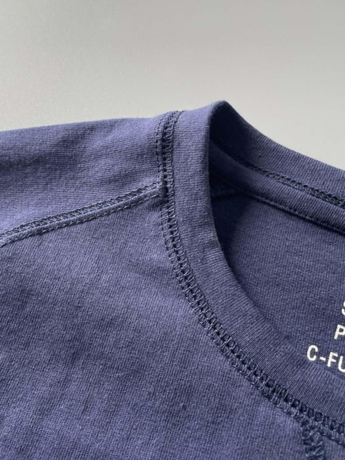 アメリカンヴィンテージウォッシュドコットンラグランスリーブTシャツ2枚セットの細部画像、高品質コットン素材と厚いリブネックを示す